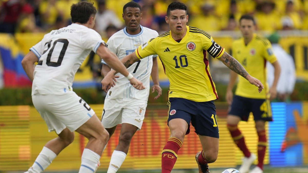 James Rodríguez (10), aunque fue el autor del primer gol colombiano, no pudo sostener el cotejo tras el buen juego con el que respondió la selección uruguaya.