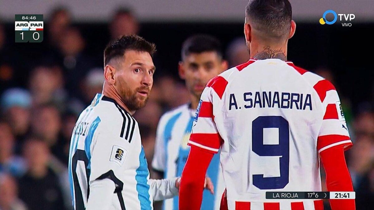 Messi (i) y Sanabria tuvieron un cruce de palabras.