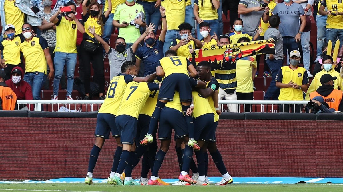 La Tri celebra una anotación en el estadio Rodrigo Paz Delgado.