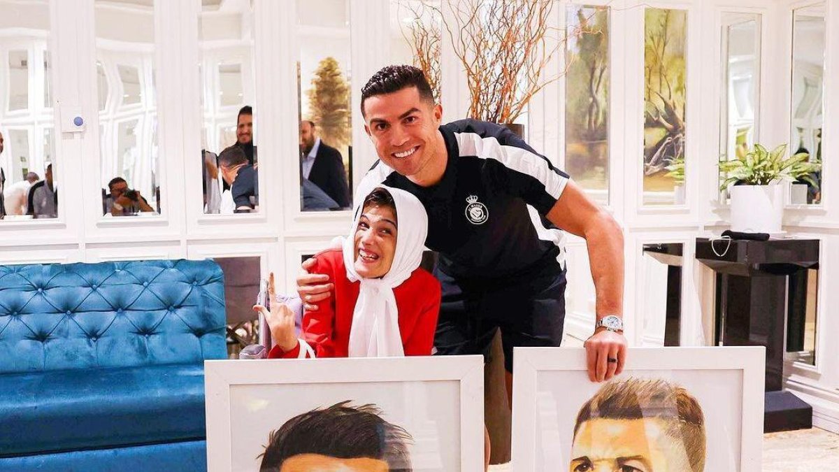 Cristiano Ronaldo tuvo la visita de una famosa pintora iraní y que es fan del astro portugués.