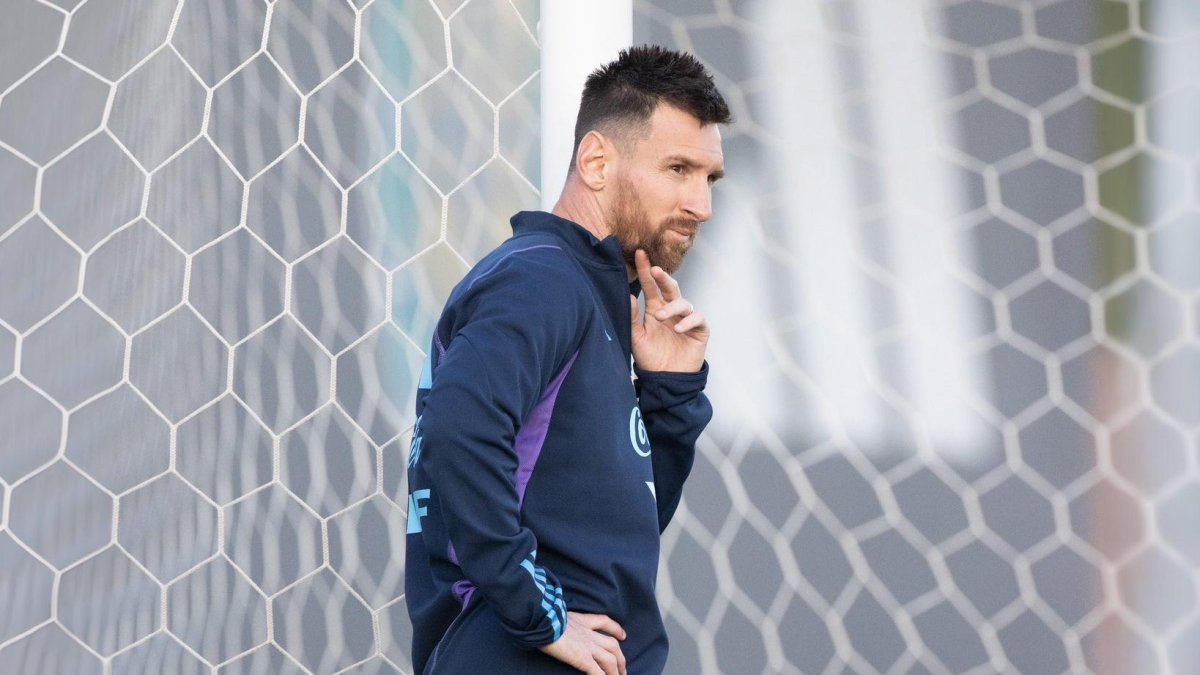 El 10 argentino arrancó en el banco de suplentes en la pasada fecha ante Paraguay.