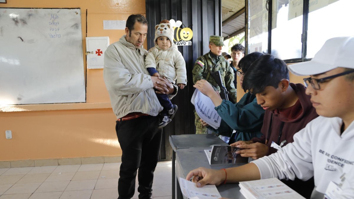 Ciudadanos asisten a votar en la segunda vuelta de las elecciones presidenciales hoy, en Quito (Ecuador).