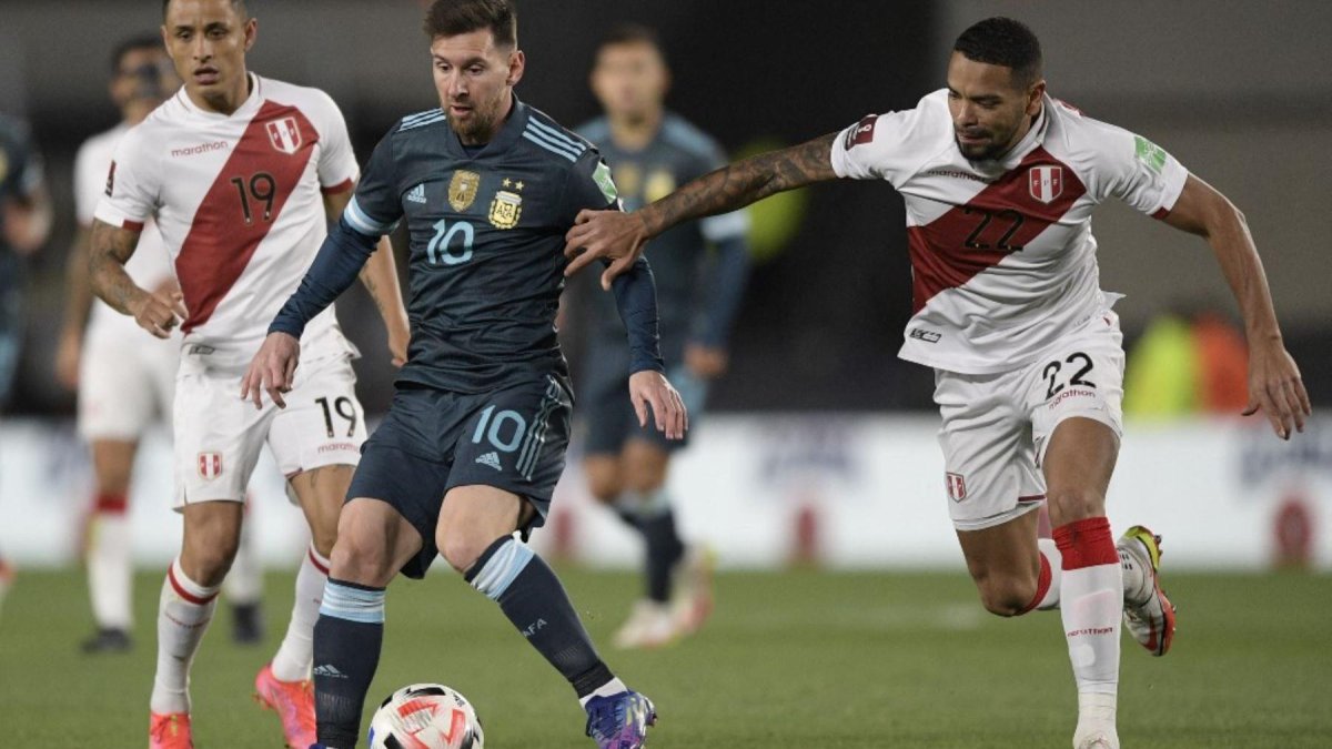 Lionel Messi (c) sería titular en el once abridor del seleccionador Scaloni.