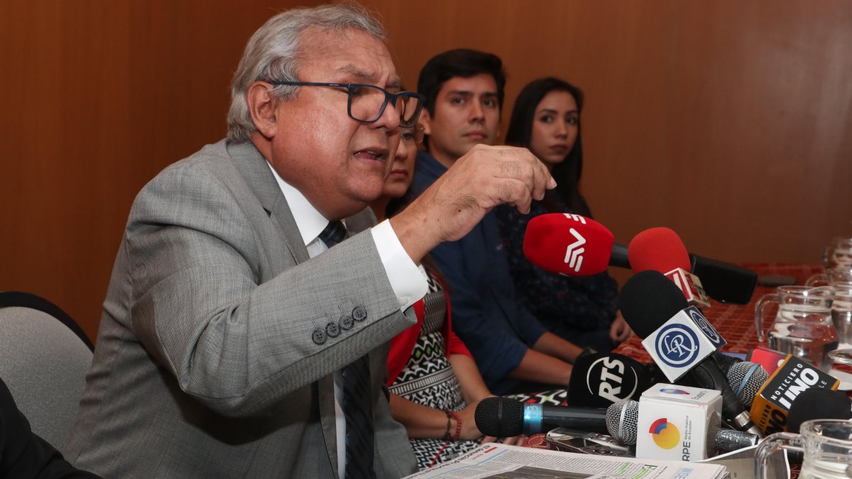 El abogado Gutemebrg Vera, padre del expresidente del CPCCS, Alembert Vera, es el denunciante.