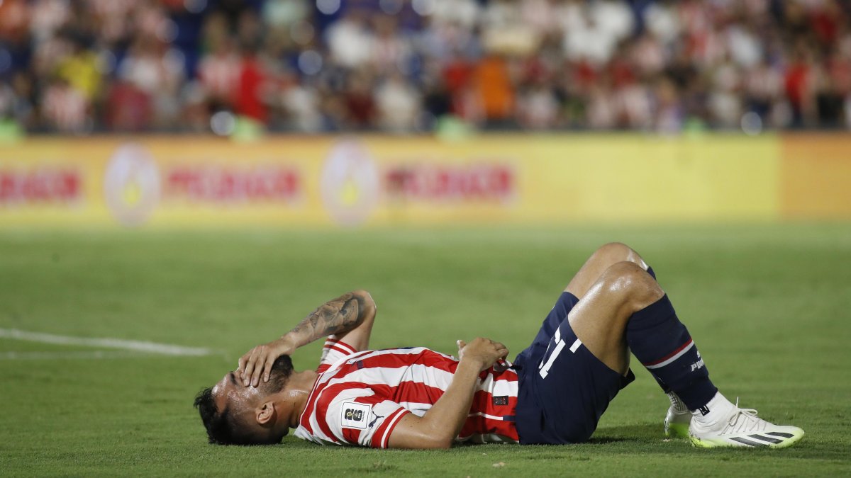 Alberto Espínola de Paraguay reacciona en el partido de las Eliminatorias Sudamericanas para la Copa Mundial de Fútbol 2026 entre Paraguay y Bolivia.