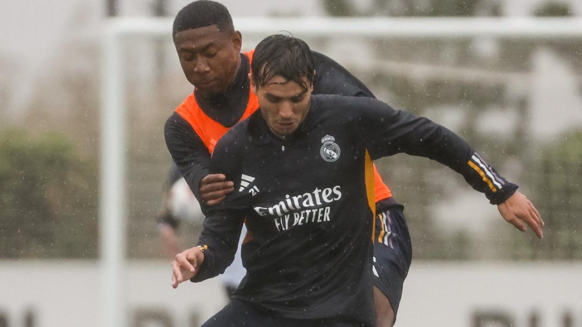 Brahim Díaz (delante) y David Alaba durante un entrenamiento merengue.