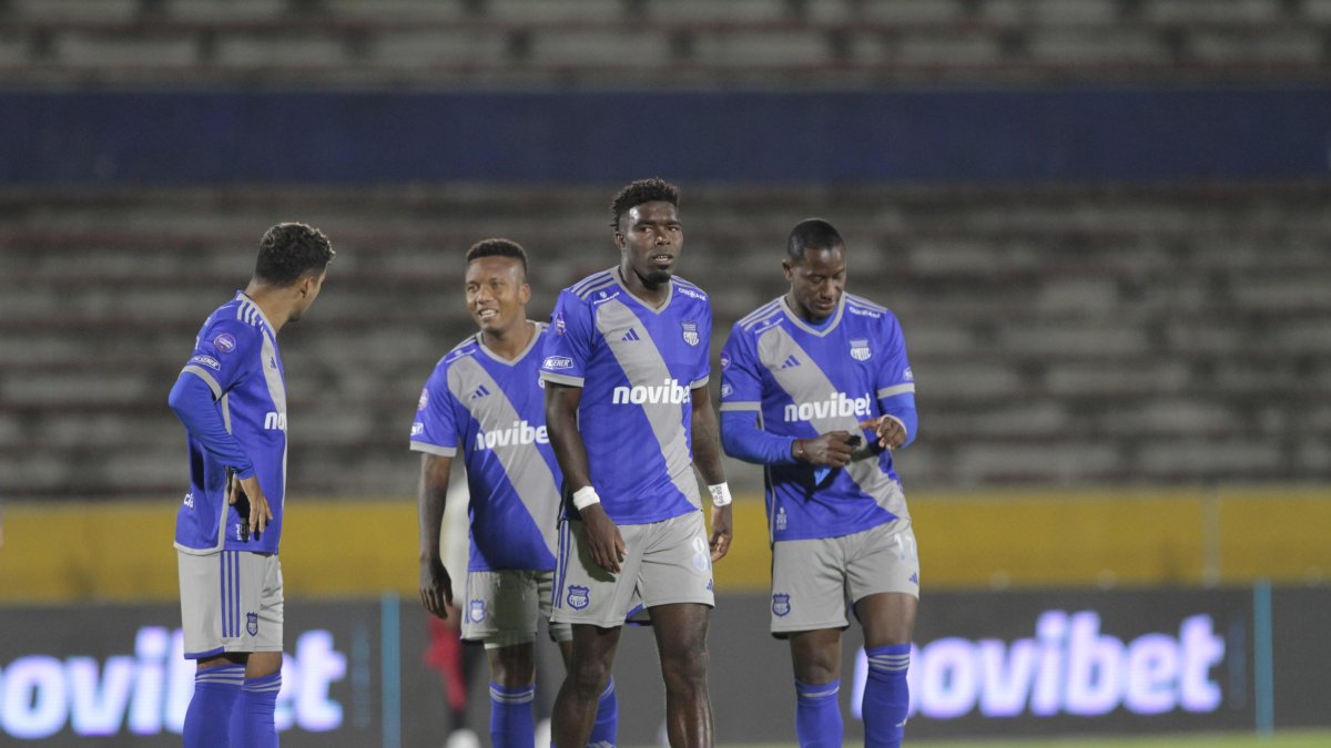 Carcelén (c) está entrenando con la reserva del club desde la semana pasada.