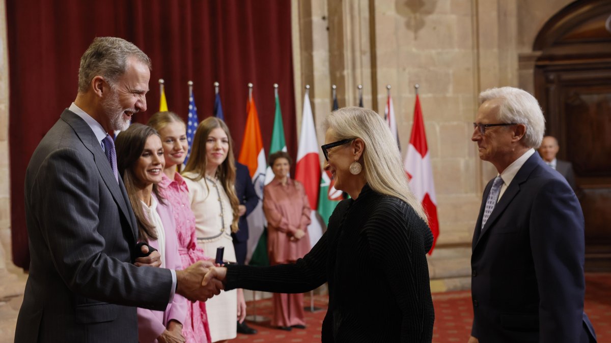 Los reyes Felipe y Letizia, la princesa Leonor, y la infanta Sofía reciben en audiencia a la galardonada con el premio Príncesa de Asturias de las Artes, la actriz Meryl Streep.