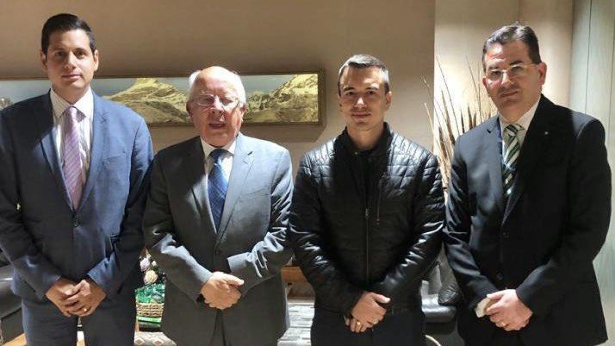 El presidente electo, Daniel Noboa (c), junto al embajador de Ecuador en Colombia (i).