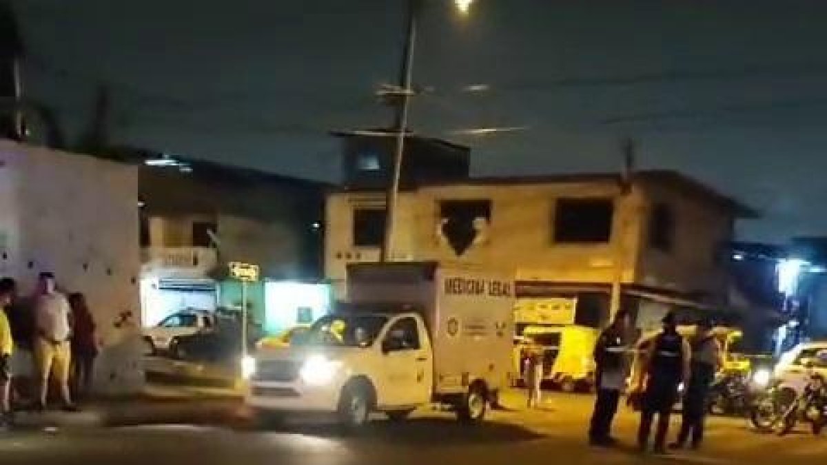 Agentes policiales llegaron al punto para trasladar el cadáver