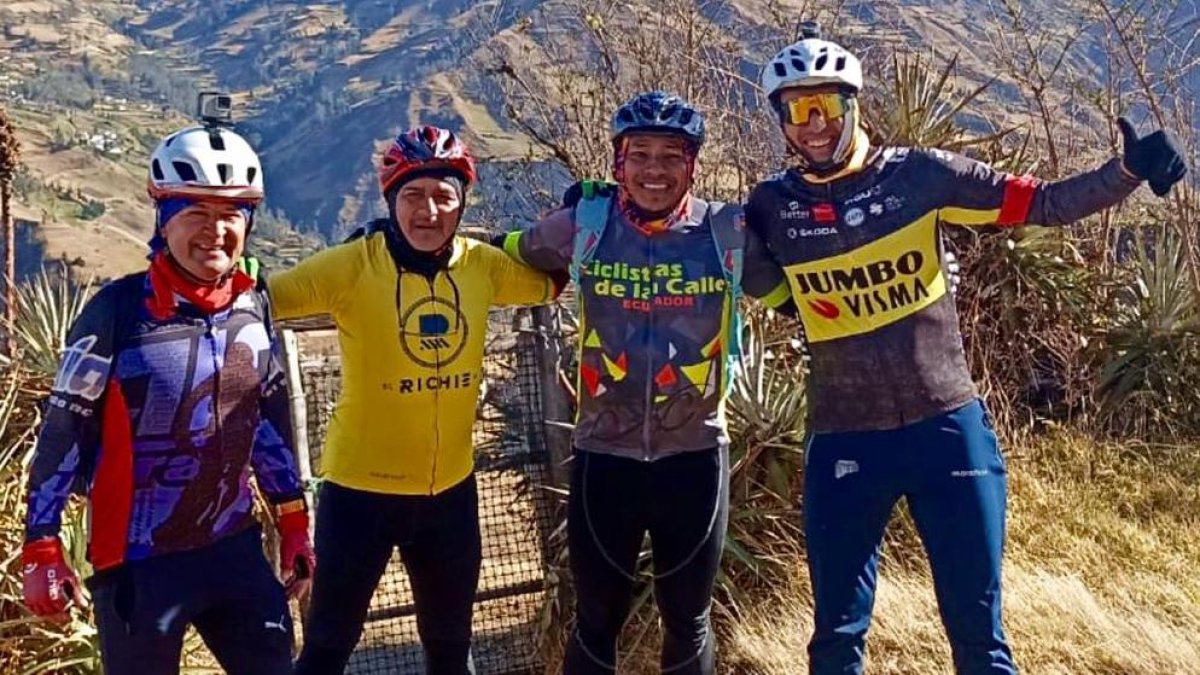 El equipo de Ciclistas de la Calle conquistando la ruta.
