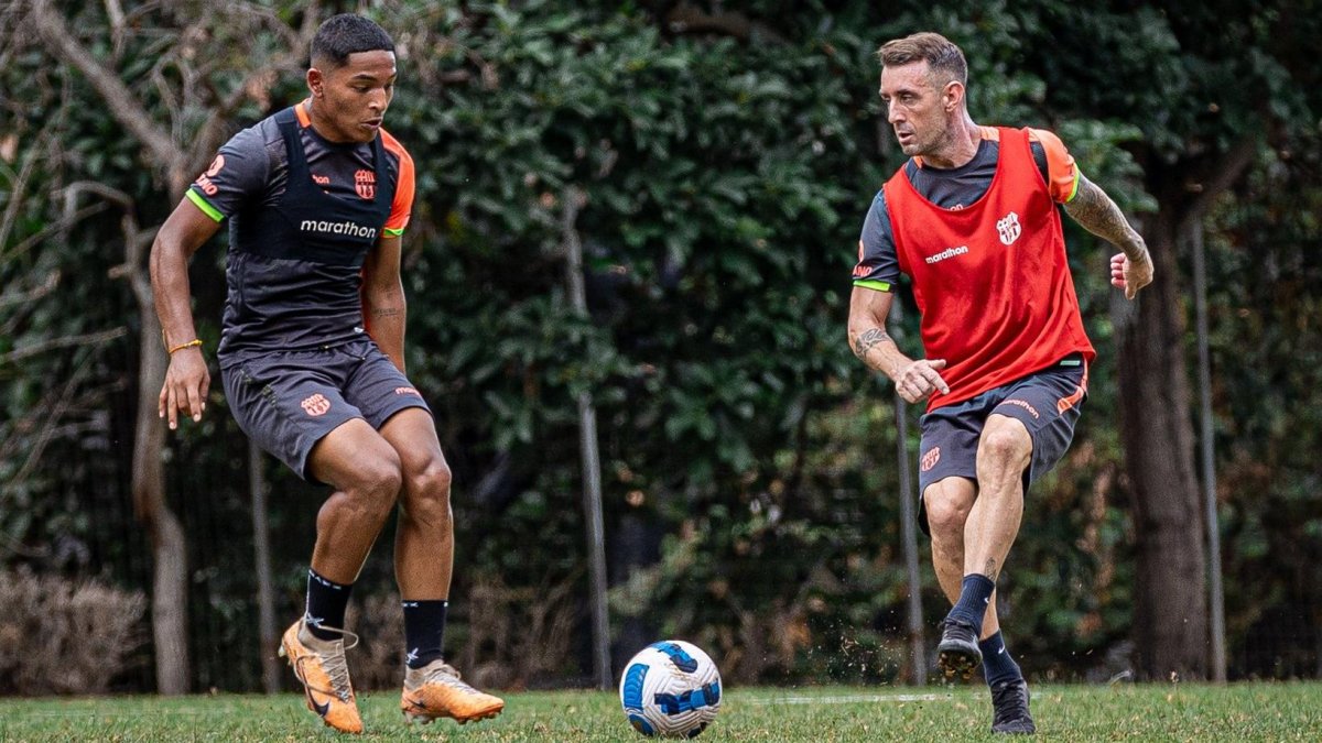 Los ofensivos Damián Díaz (d) y Jhon Acurio disputan un balón en la práctica amarilla del jueves 26 de octubre.