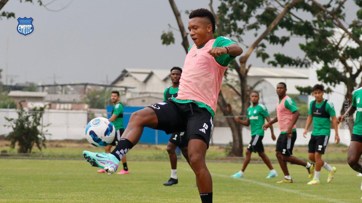 El extremo John Jairo Sánchez domina el balón durante un entrenamiento millonario en el Polideportivo de Los Samanes.