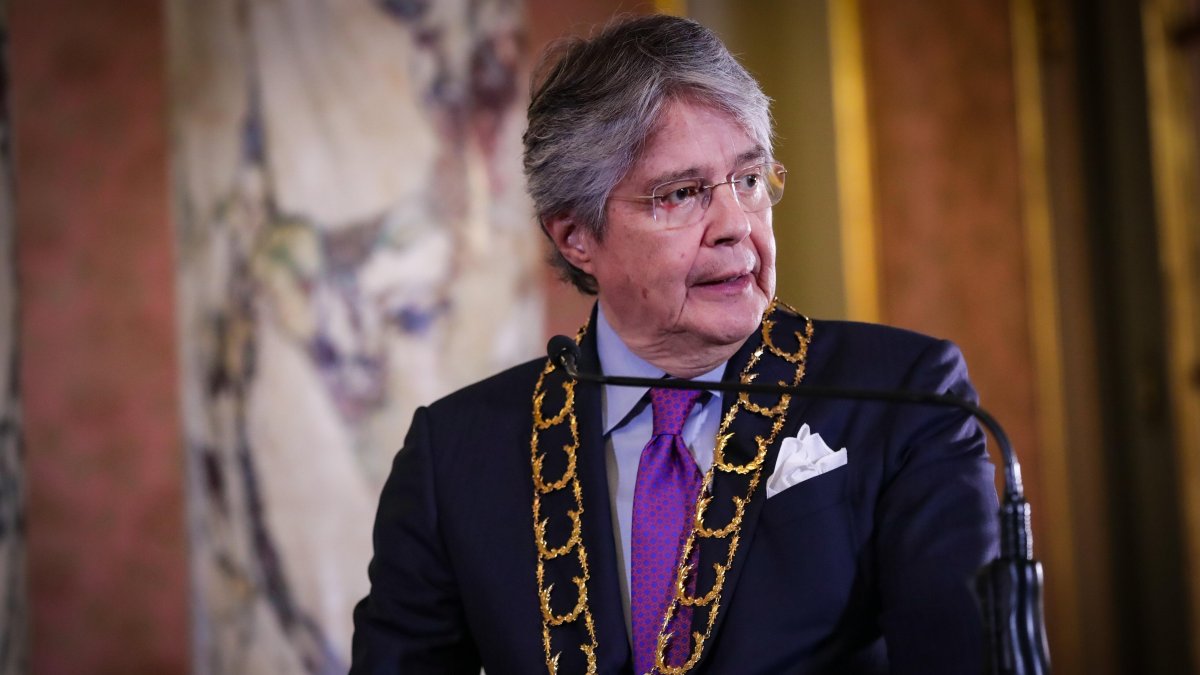 El presidente Guillermo Lasso viajó a Perú con una nutrida comitiva militar.