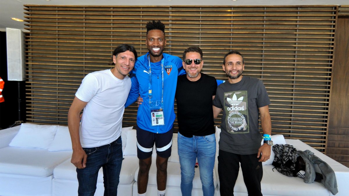 Alexander Domínguez (c) charló con Enrique Vera (i), Patricio Urrutia y Ambrosi (d) en Uruguay.