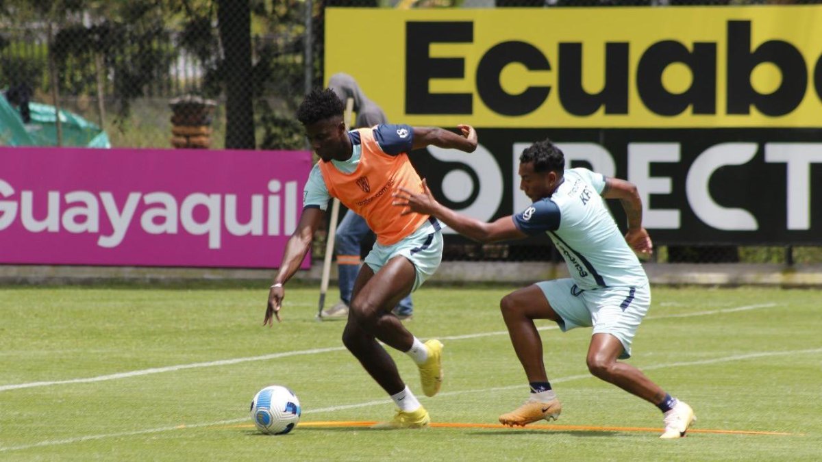Jhoanner Chávez (i) eluda marca de Bryan García durante un entrenamiento rayado.