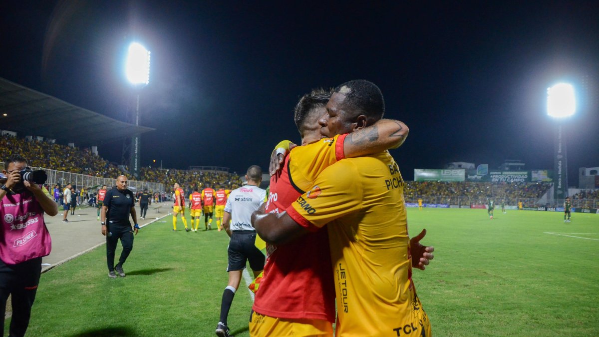 Gabriel Cortez (d) selló la remontada en el 9 de Mayo de Machala.