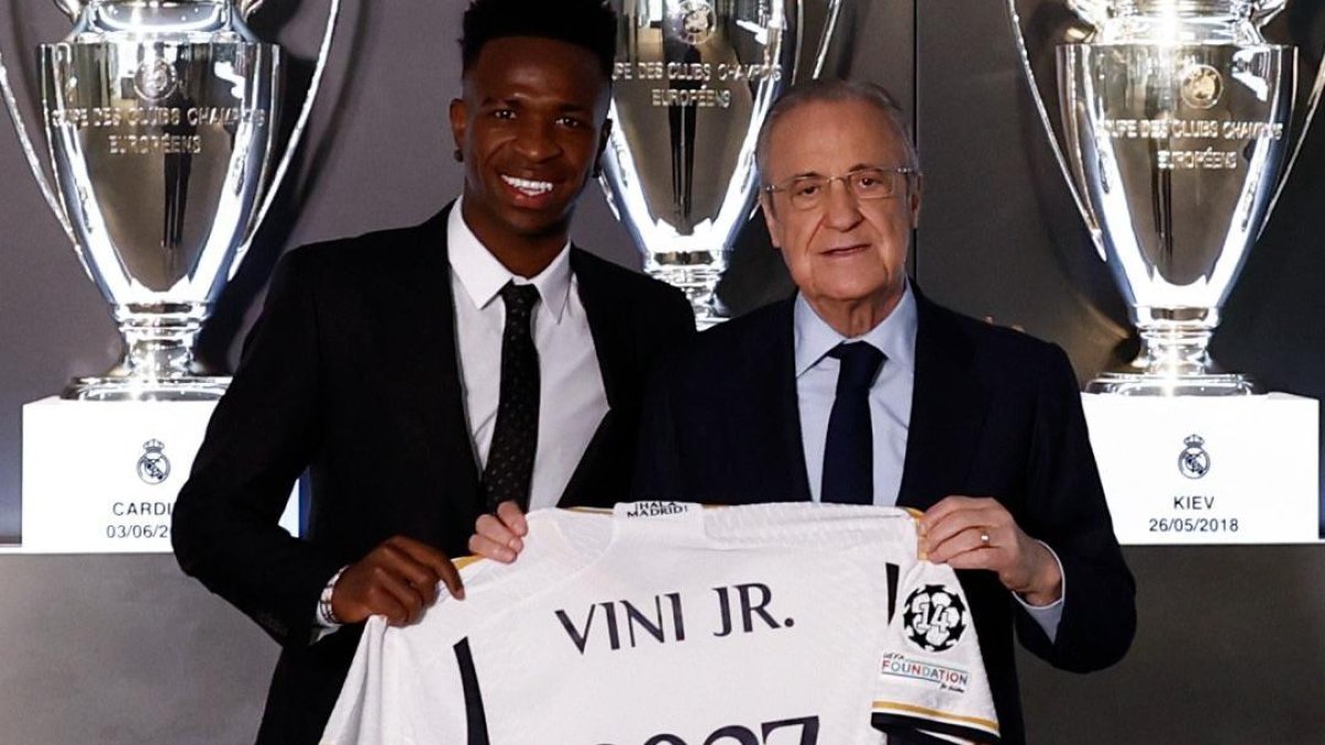 Vinicius posa junto al presidente merengue Florentino Pérez.