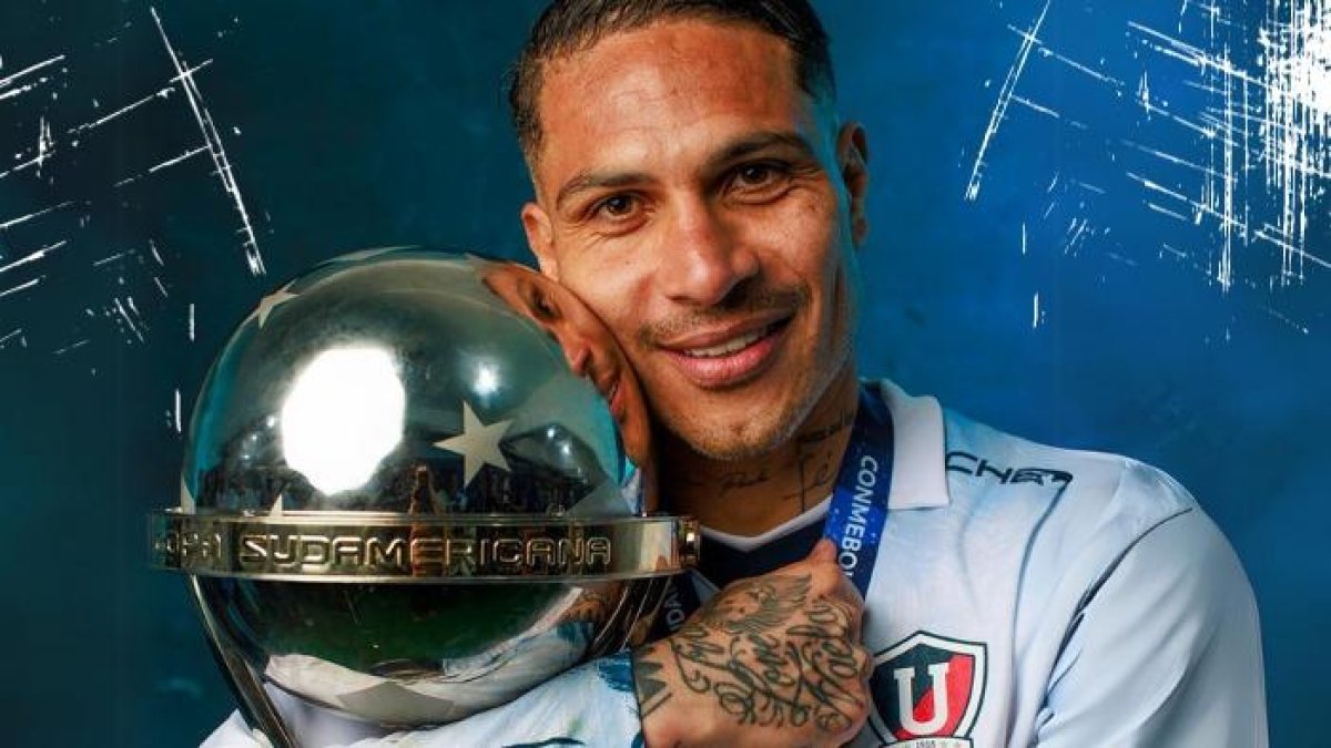 Paolo Guerrero y la Copa Sudamericana con Liga de Quito, pero quiere más trofeos.