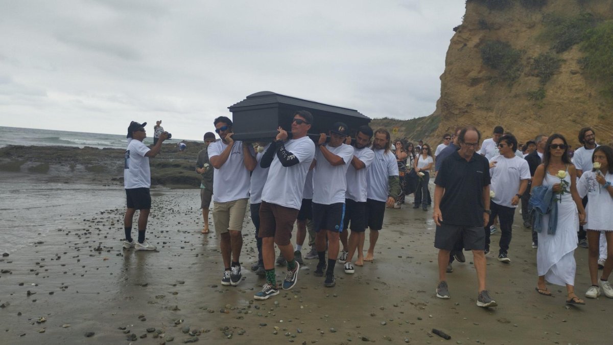 El féretro con los restos de Israel tuvieron una pequeña ceremonia a la orillas del mar.