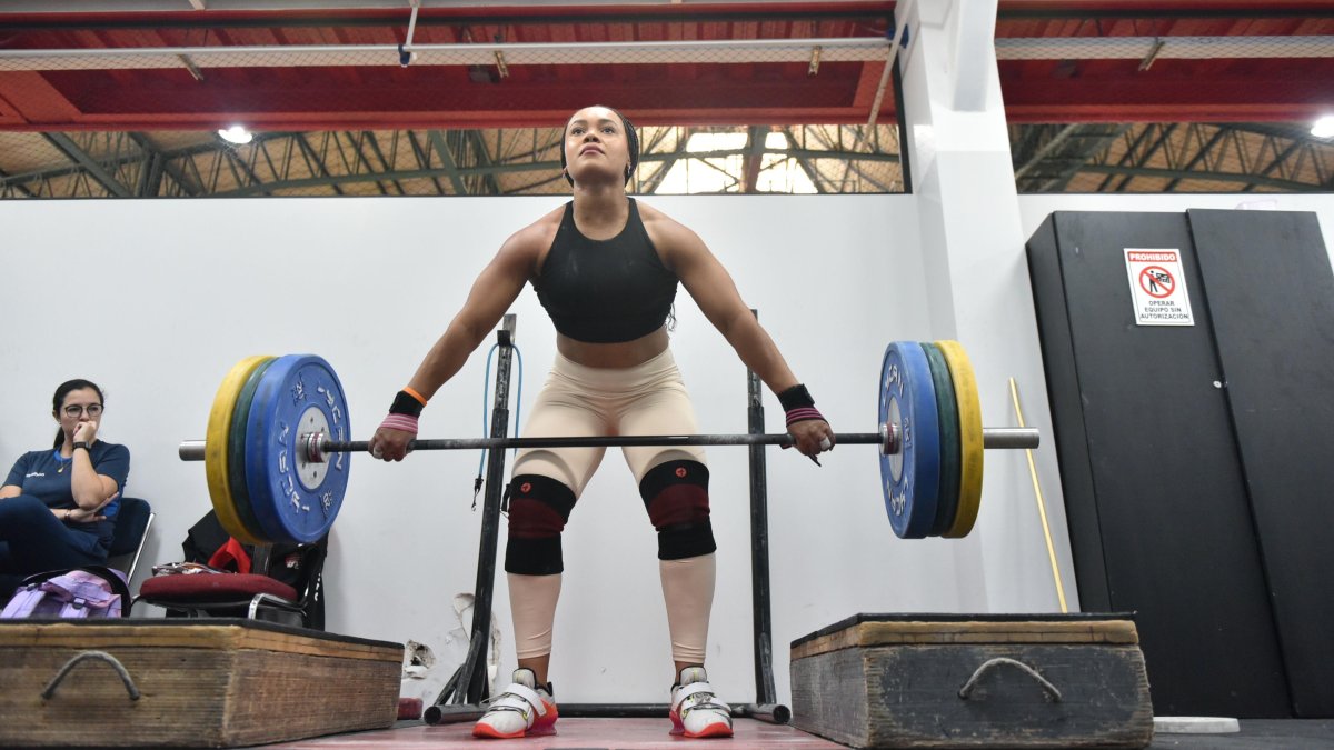 La pesista olímpica retomó recientemente los entrenamientos debido a una lesión.