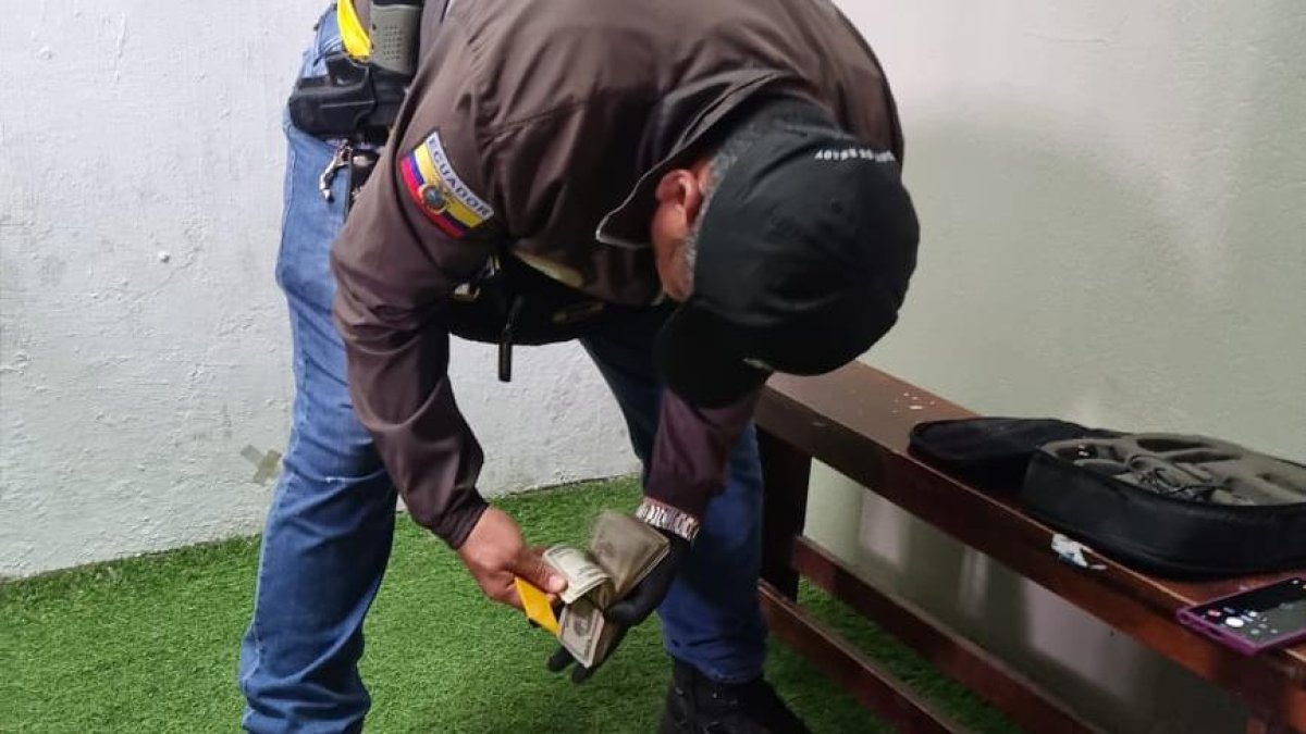 Miembros de la Policía tomando procedimiento tras la denuncia de los árbitros que encontraron en camerino el dinero.