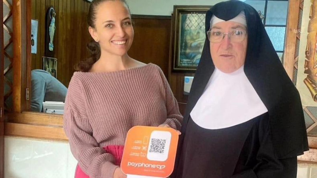 Alianza. Personal de Payphone junto a representante de la Fundación.