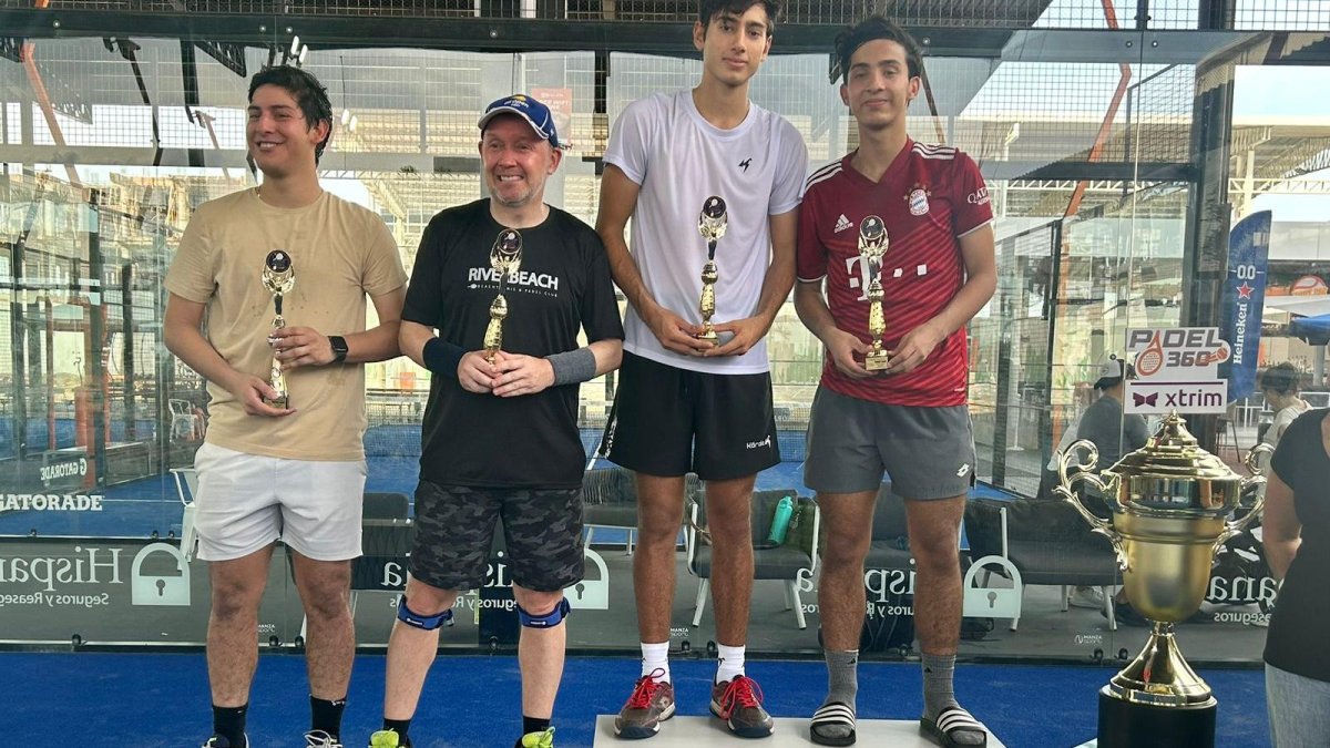 Bruno Panchana (d) en uno de sus últimos torneos, antes de integrar la selección ecuatoriana para el Mundial Junior de Pádel.