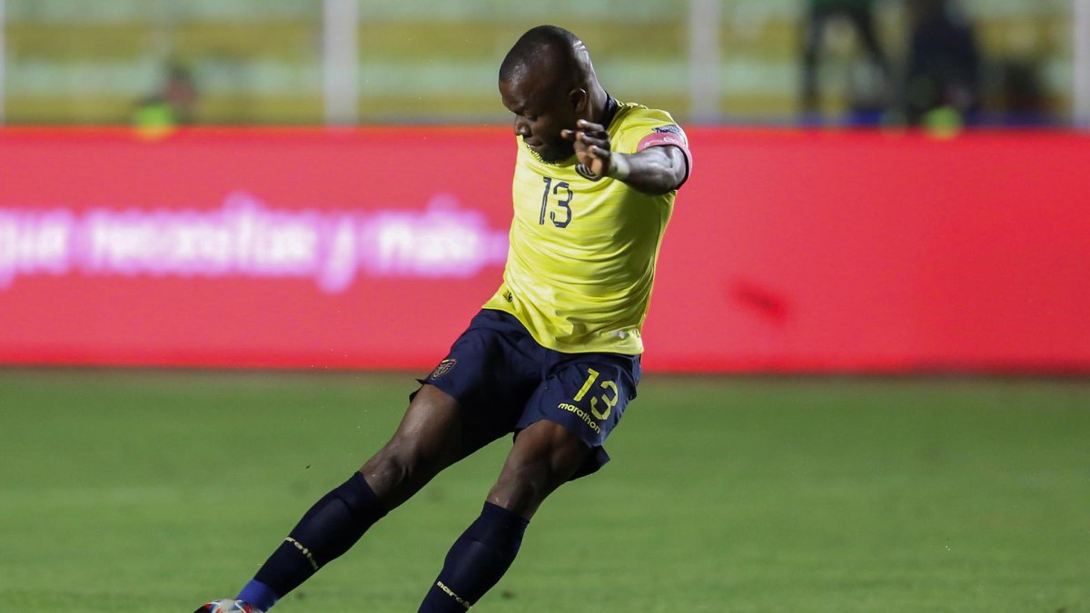 Enner Valencia de Ecuador patea el balón en un partido de las Eliminatorias Sudamericanas para la Copa Mundial de Fútbol 2026, en una fotografía de archivo.