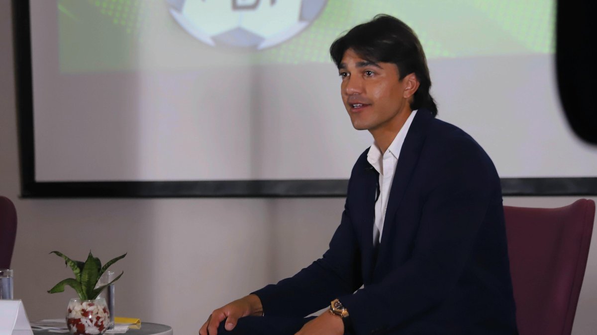 El delantero de la selección boliviana de fútbol Marcelo Moreno Martins participa durante una conferencia de prensa , en Santa Cruz.