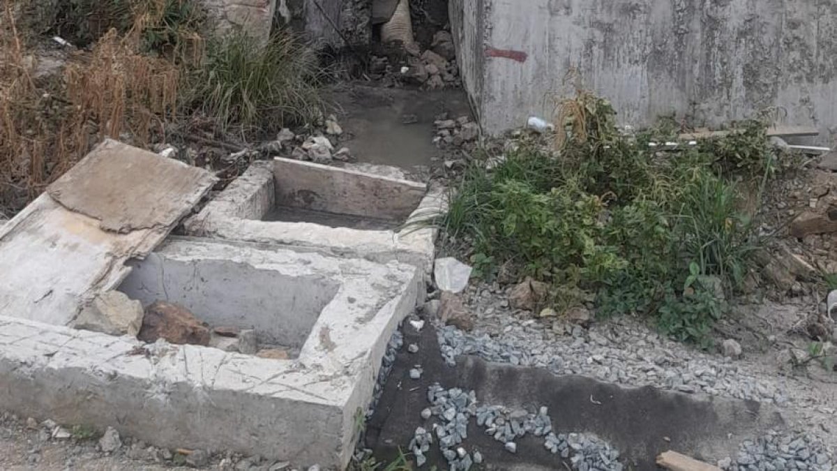 El agua sucia reboza de las alcantarillas y causa malestar en la comunidad.