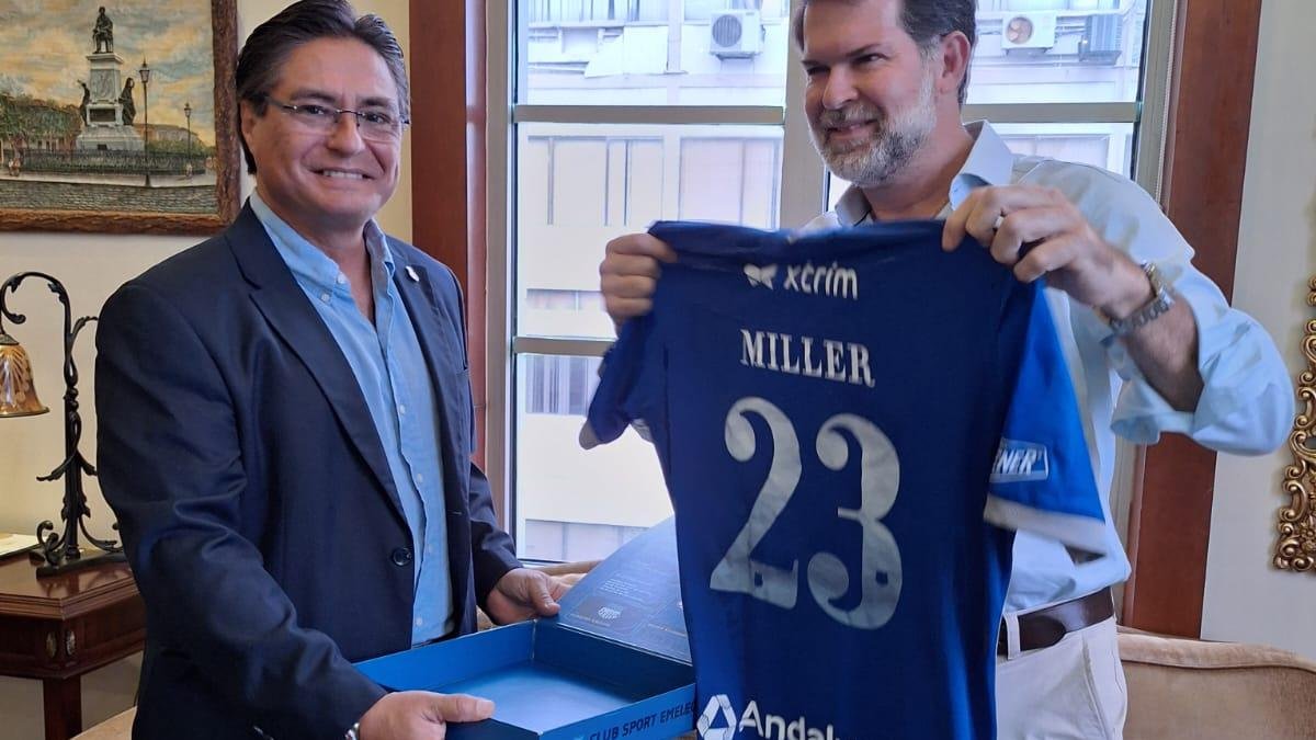 Xavier Chávez, ex director ejecutivo de Emelec, entrega camiseta al gobernador del Guayas, Francesco Tabacchi, en acto protocolario.