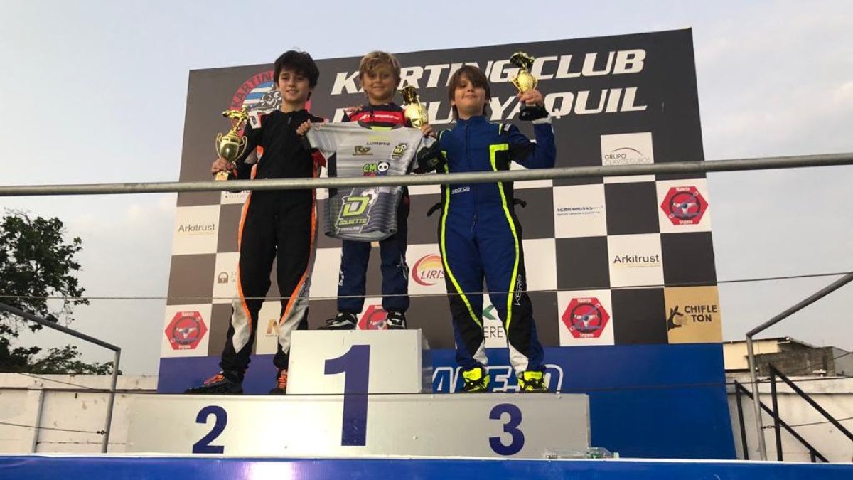 Alejandro Taleb (c) y Santiago Saab (i) fueron los protagonistas de la octava y penúltima fecha del Campeonato Provincial de Karting, en Guayaquil.