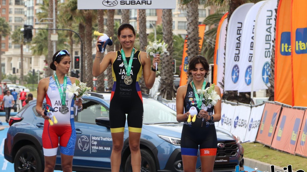 Paula Jara (c) confirmó su potencial en la Copa Panamericana de Triatlón.