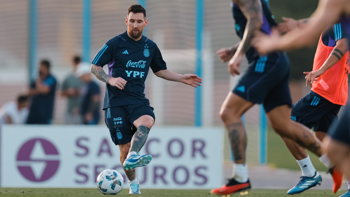 Lionel Messi pasa el balón durante un entrenamiento de la selección de Argentina para los partidos de eliminatorias,