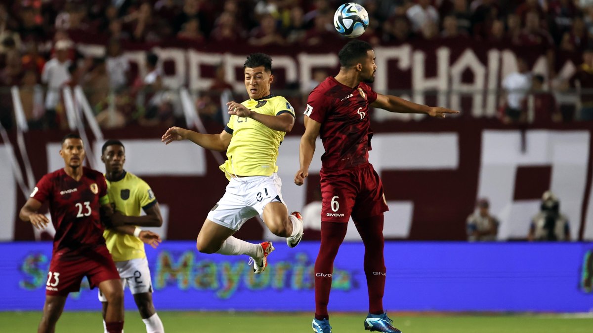 Yangel Harrera (d), de Venezuela, disputa el balón con Alan Franco (c), de Ecuador. 