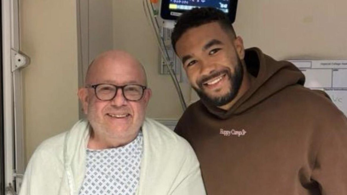 James (d) junto al aficionado que tuvo un infarto.