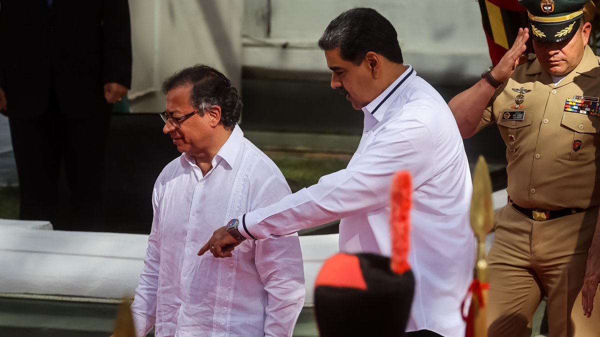 El Presidente de Venezuela, Nicolás Maduro (d), recibe al presidente de Colombia, Gustavo Petro (i), en Caracas (Venezuela). 