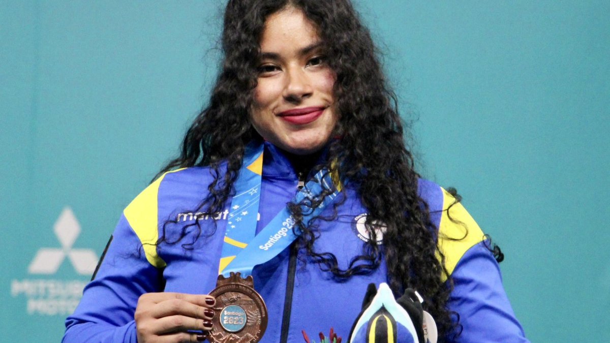 Mishelle Oyague posa con su medalla de bronce.