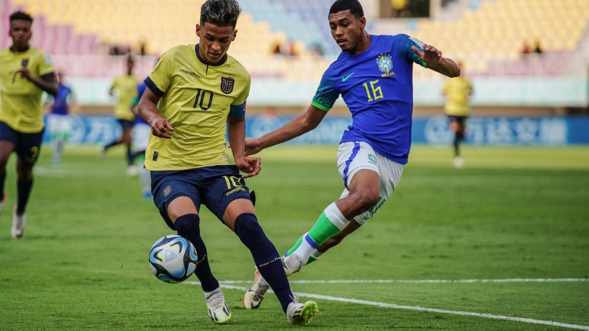 Los jugadores de la selección ecuatoriana Sub-17 en una de las jugadas de peligro que no pudo concretar ante Brasil.
