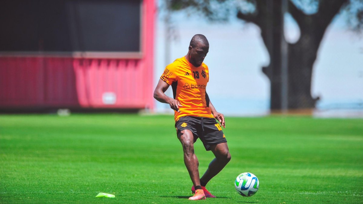 Enner Valencia apareció ya este lunes 20 de noviembre haciendo toques de balón en el entrenamiento del Inter de Brasil.