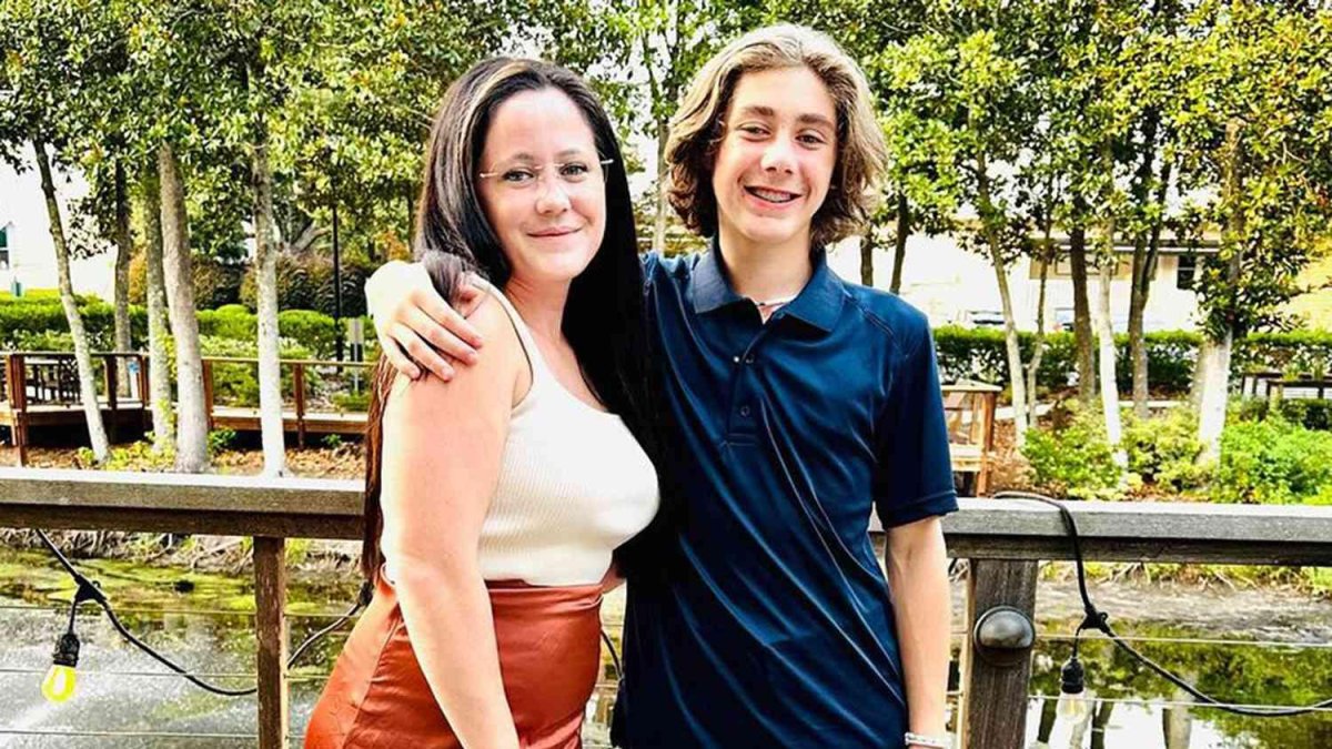 Jenelle Evans y su hijo Jace, quien habría sido maltratado por su padrastro.