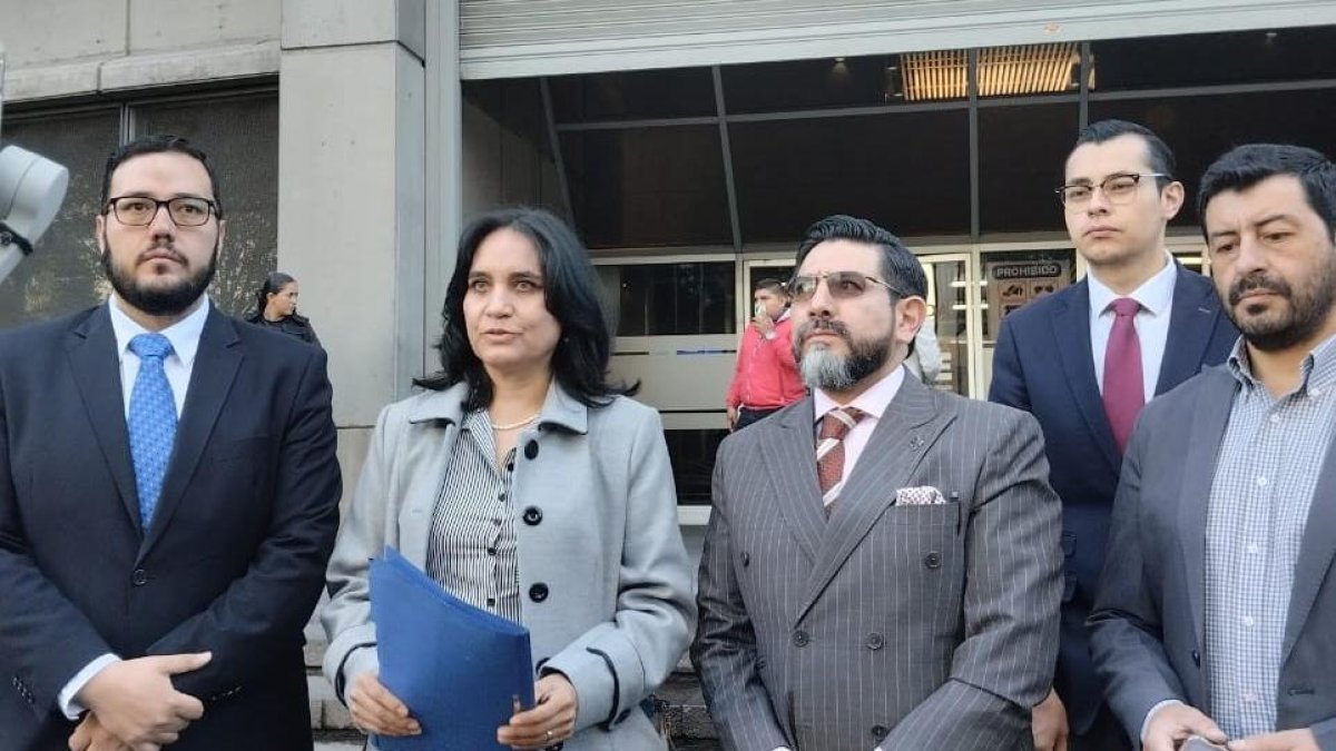 Diligencia. La exasambleísta Mireya Pazmiño y sus abogados, a su ingreso a la Fiscalía.