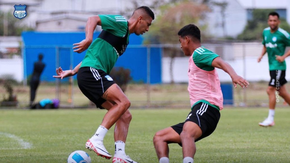Emelec, durante un práctica en el Polideportivo de Los Samanes.