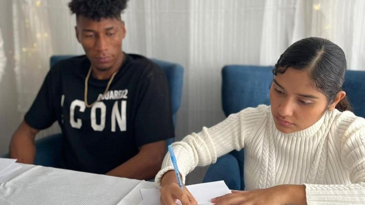 Rodríguez (i) firmó papeles de compromiso con su pareja Mishel Bravo.