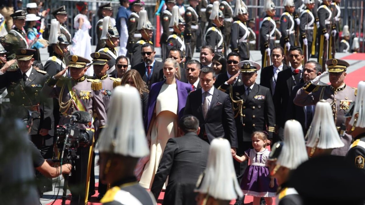 Daniel Noboa llegó de la mano de su esposa e hijos.