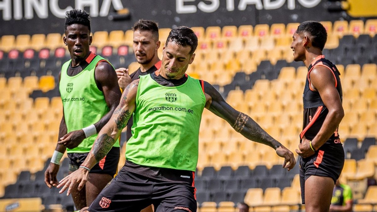 El volante central Jesús Trindade (c) sí continuará con Barcelona en la temporada 2025