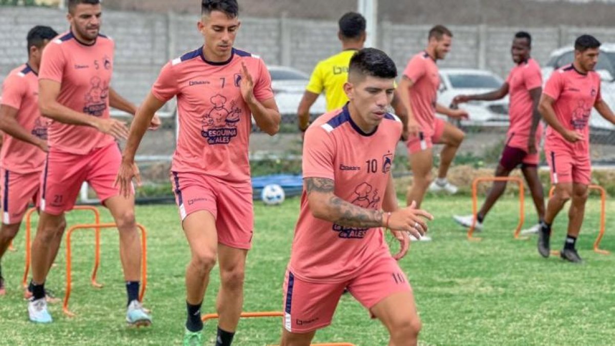 Brian Oyola (d) extremo argentino, durante una práctica del Delfín.