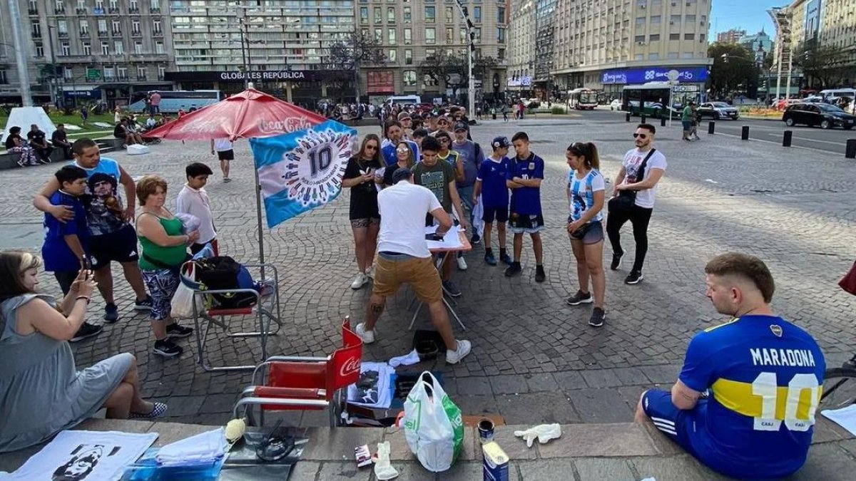 Las personas se reunieron en el monumento Obelisco, en Buenos Aires.