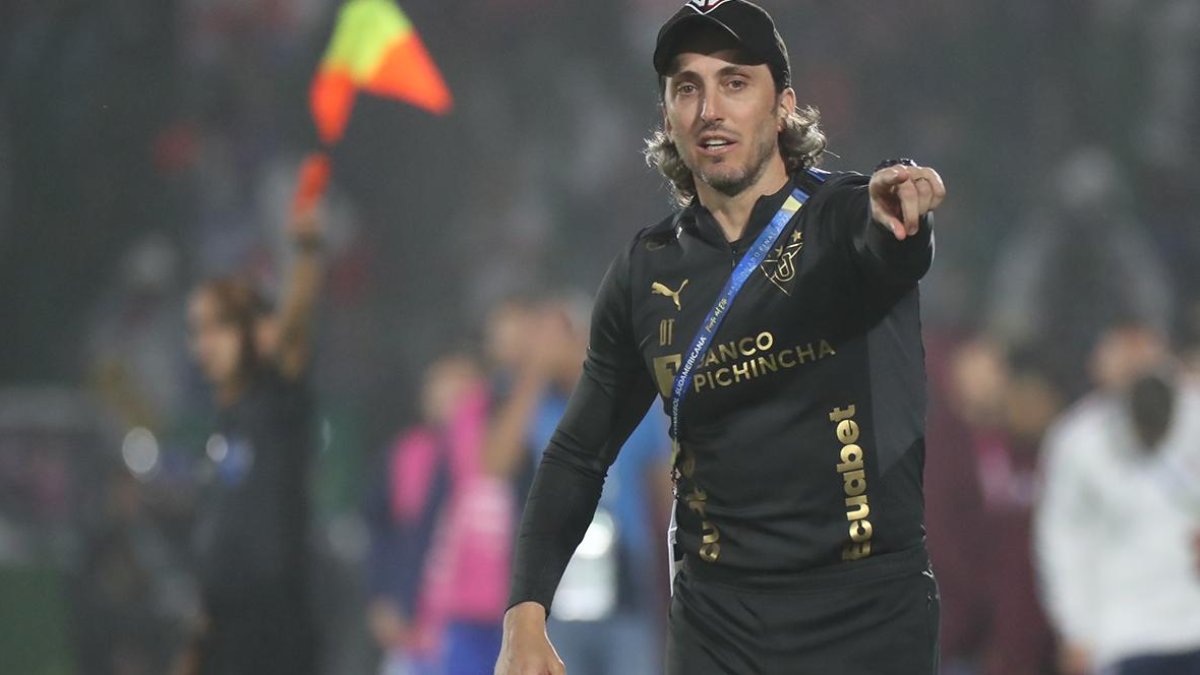 El director técnico Luis Zubeldía, de LDU Quito, da indicaciones en la final de la Copa Sudamericana.